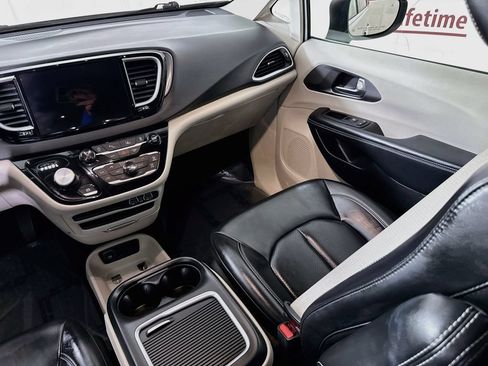 Used 2023 Chrysler Pacifica Touring-L FWD image 25