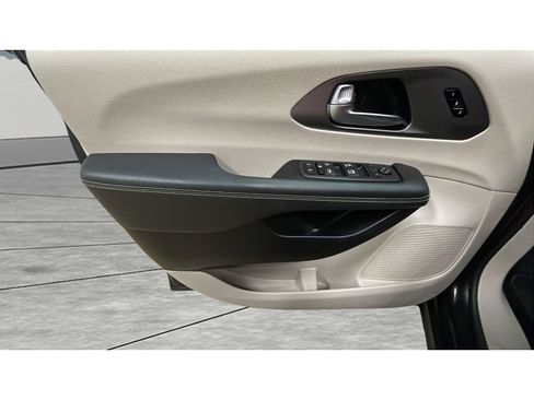 Used 2023 Chrysler Pacifica Touring-L image 9
