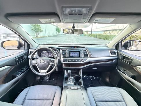 Used 2014 Toyota Highlander LE FWD image 17