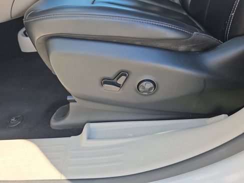 Used 2023 Chrysler Pacifica Touring-L FWD image 12