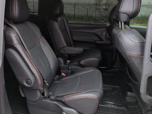 Used 2024 Toyota Sienna LE AWD/4WD image 18