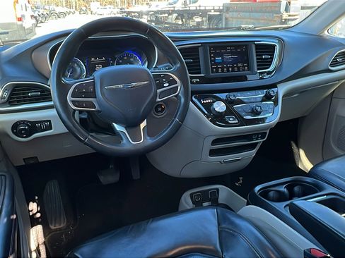 Used 2018 Chrysler Pacifica Touring-L image 25