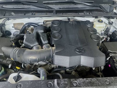Used 2020 Toyota 4Runner SR5 AWD/4WD image 9