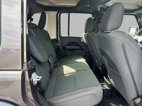 Used 2025 Jeep Wrangler Unlimited Sahara image 13