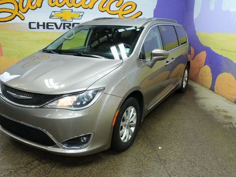 Used 2018 Chrysler Pacifica Touring-L image 5