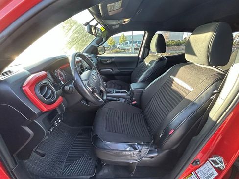Used 2017 Toyota Tacoma TRD Sport w/ Premium & Technology Package AWD/4WD image 14
