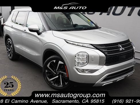 Used 2024 Mitsubishi Outlander SE image 1