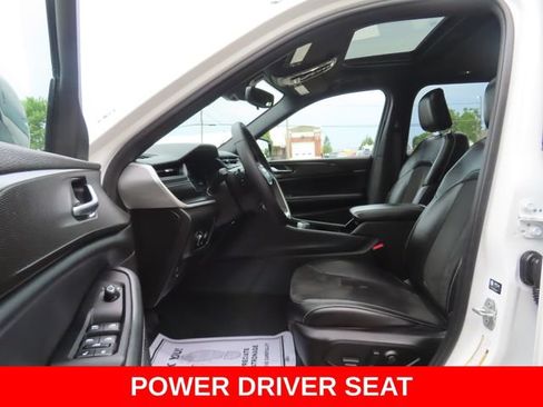 Used 2023 Jeep Grand Cherokee Altitude AWD/4WD image 18