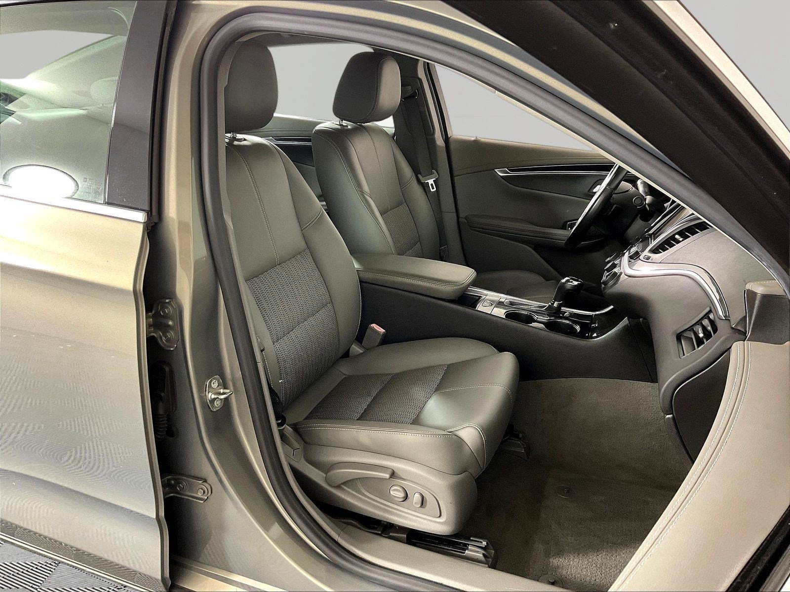 Used 2019 Chevrolet Impala LT FWD image 28