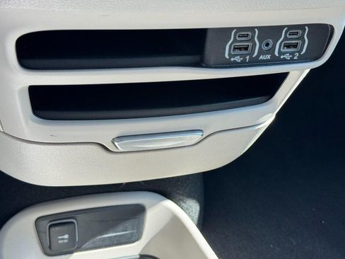 Used 2024 Chrysler Pacifica Touring-L FWD image 24