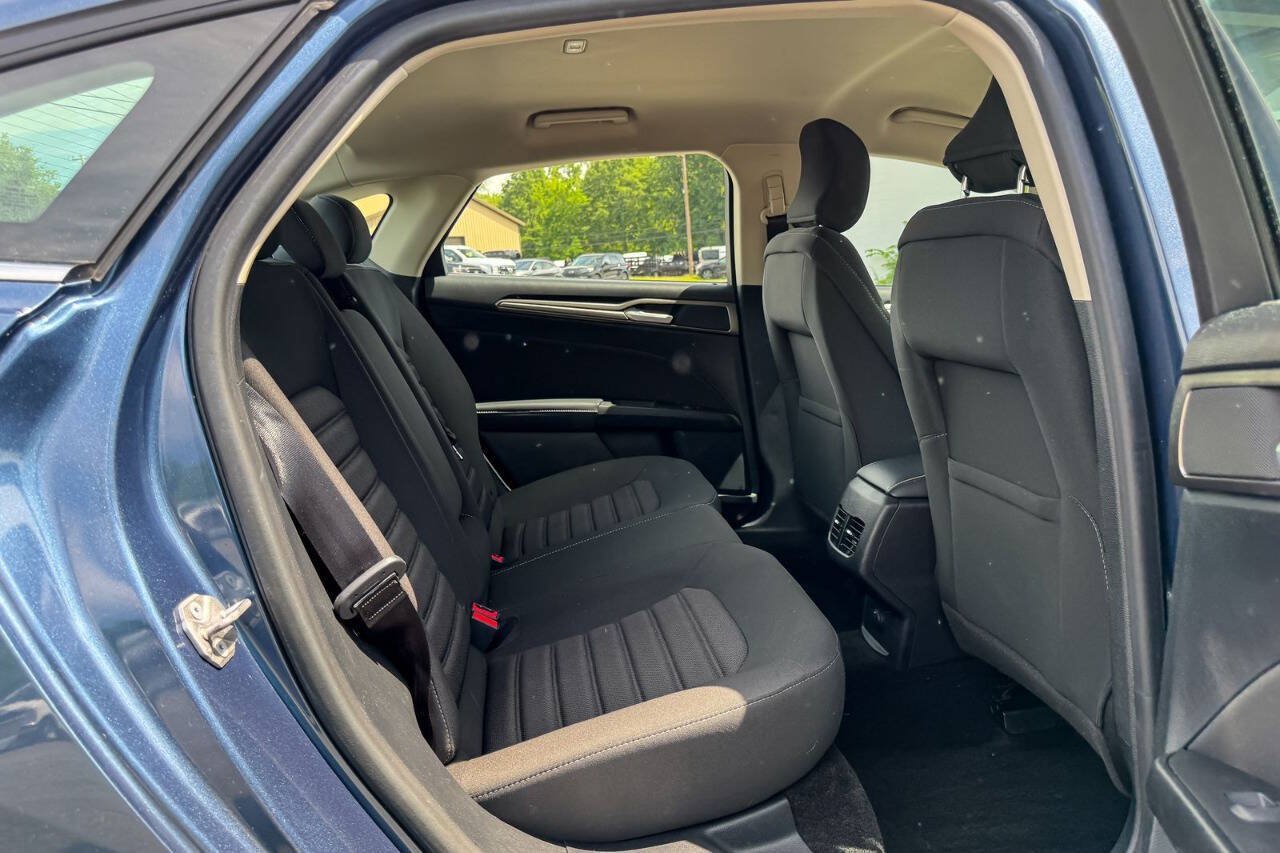Used 2018 Ford Fusion SE w/ Fusion SE Technology Package FWD image 13