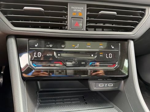 Used 2025 Volkswagen Jetta SE w/ Sunroof Package FWD image 17