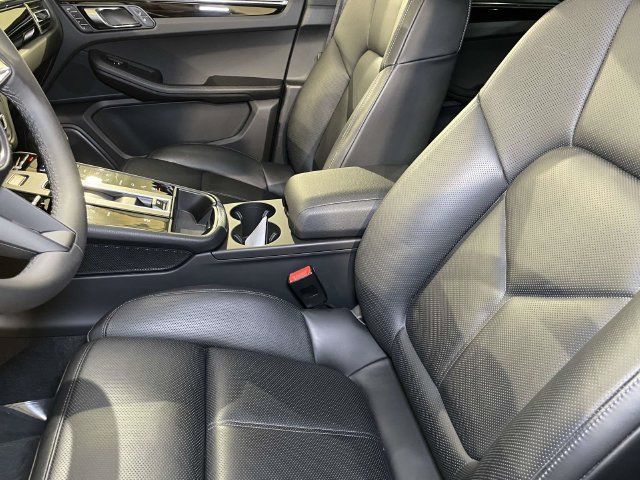 Certified 2025 Porsche Macan AWD/4WD image 5