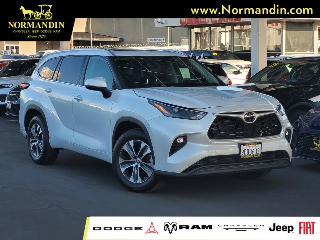 Used 2022 Toyota Highlander XLE FWD image 1
