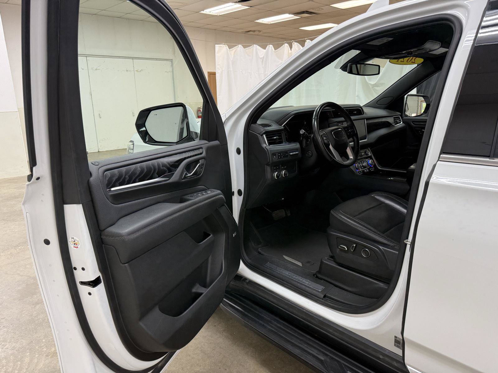 Used 2021 GMC Yukon XL Denali AWD/4WD image 8