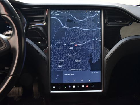 Used 2018 Tesla Model X 75D image 30