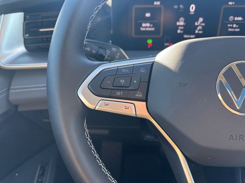 Certified 2025 Volkswagen Tiguan SE image 17