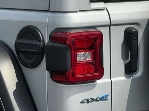 Used 2024 Jeep Wrangler Unlimited AWD/4WD image 9