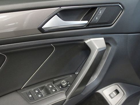 Used 2022 Volkswagen Tiguan SE image 31