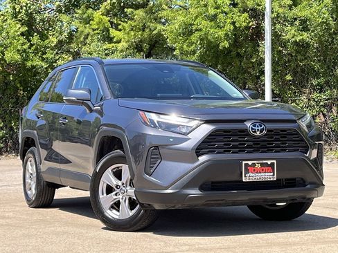 Used 2025 Toyota RAV4 XLE AWD/4WD image 2