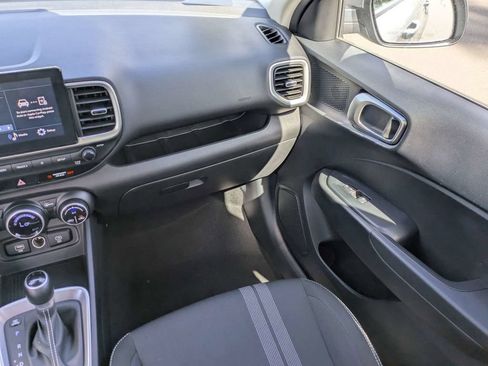 Used 2025 Hyundai Venue SEL FWD image 16