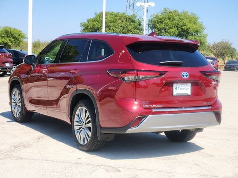Used 2024 Toyota Highlander Platinum FWD image 7
