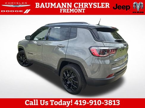 Used 2023 Jeep Compass Latitude w/ Sun and Sound Group AWD/4WD image 4