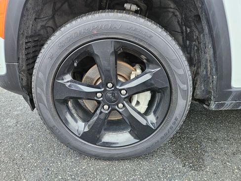 Used 2023 Jeep Grand Cherokee Limited w/ Luxury Tech Group II image 9