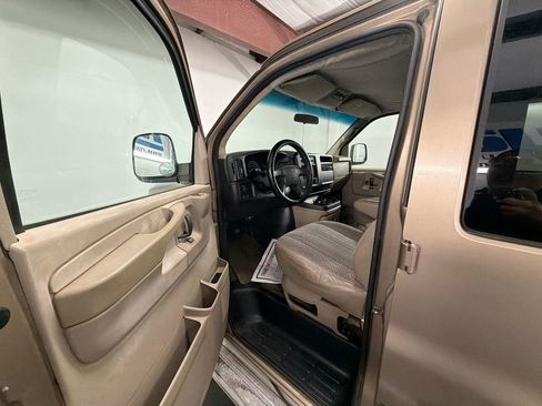 Used 2004 Chevrolet Express 2500 Passenger w/ LS Preferred Equipment Group RWD image 10