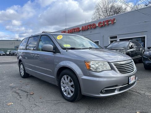 Used 2014 Chrysler Town & Country Touring image 3