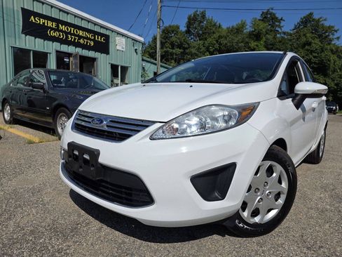 Used 2013 Ford Fiesta SE w/ Super Fuel Economy Pkg FWD image 4