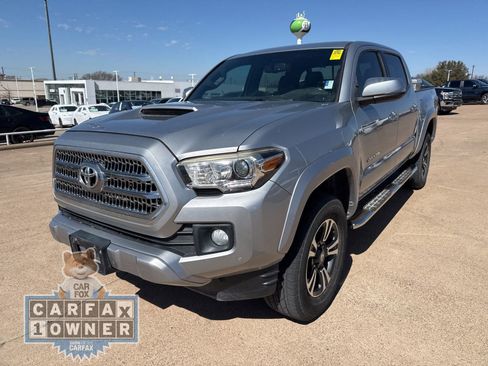 Used 2017 Toyota Tacoma TRD Sport w/ Tow Package image 3