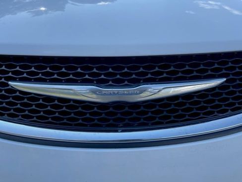 Used 2017 Chrysler Pacifica Touring-L w/ Tire & Wheel Group FWD image 31