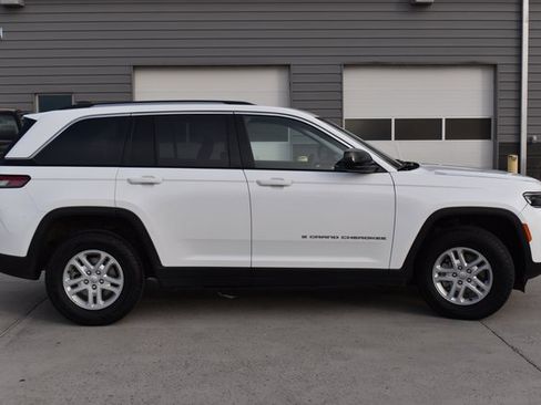 Used 2023 Jeep Grand Cherokee Laredo image 4