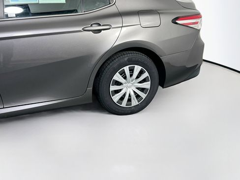 Used 2020 Toyota Camry LE image 28