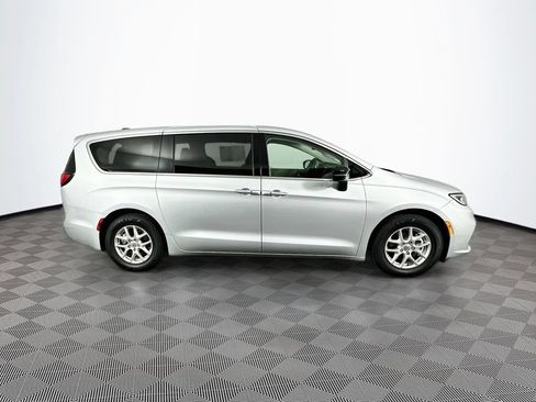 Certified 2024 Chrysler Pacifica Touring-L FWD image 13