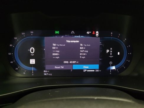 Used 2024 Volvo XC40 B5 Core image 23