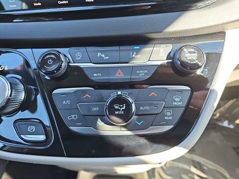 Used 2024 Chrysler Pacifica Touring-L image 22