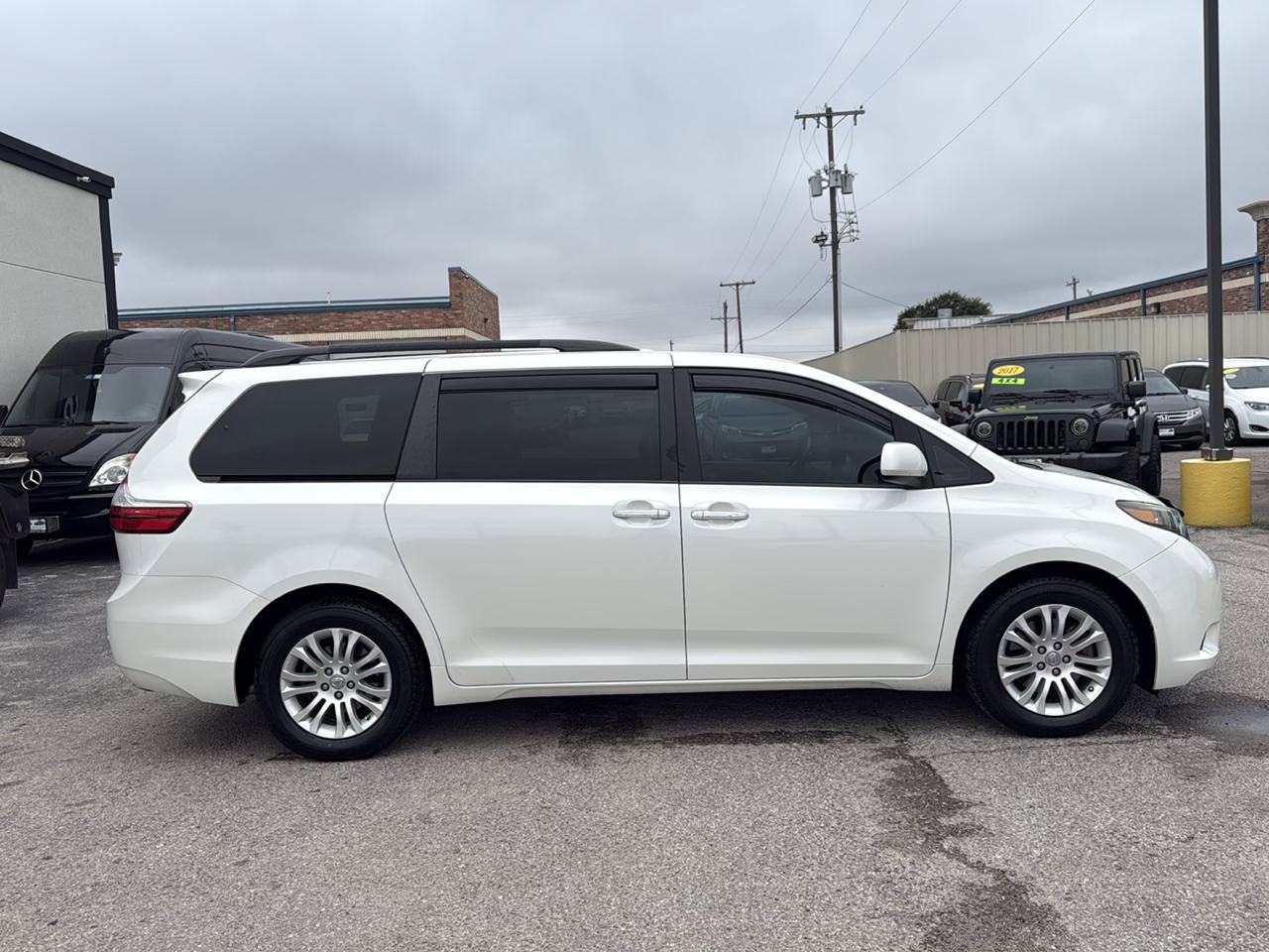 Used 2017 Toyota Sienna XLE w/ XLE Navigation Package FWD image 7