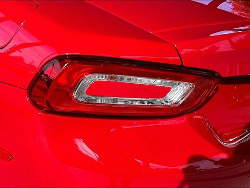 Used 2018 FIAT 124 Spider Classica w/ Technology Group image 27