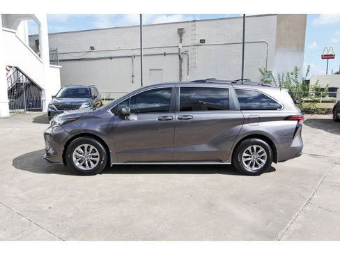 Used 2022 Toyota Sienna LE FWD image 4