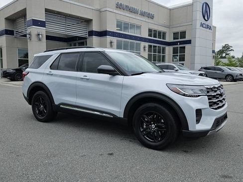 Used 2025 Ford Explorer Active AWD/4WD image 2