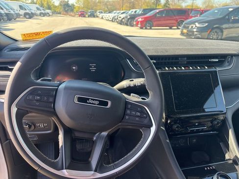 Used 2024 Jeep Grand Cherokee Laredo image 10