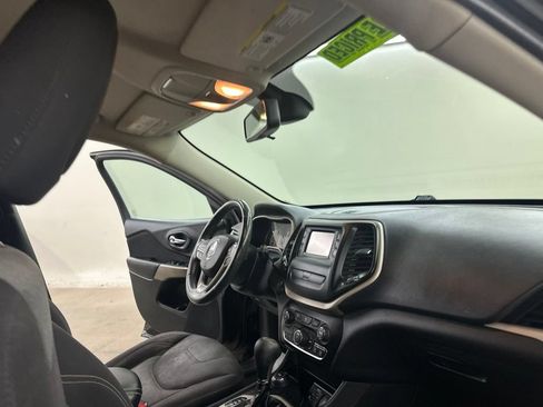 Used 2017 Jeep Cherokee Sport w/ Cold Weather Group AWD/4WD image 19