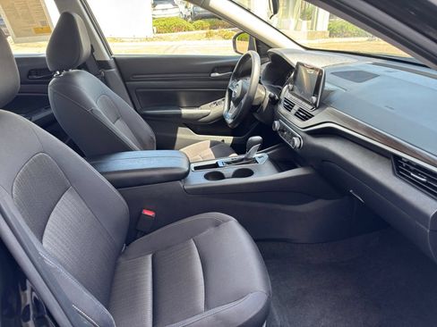 Used 2025 Nissan Altima 2.5 SV FWD image 36