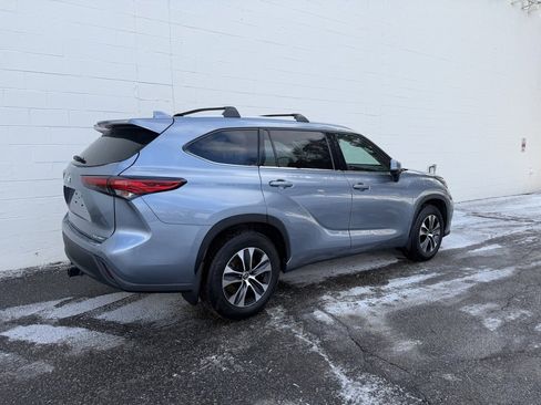 Used 2022 Toyota Highlander XLE image 3