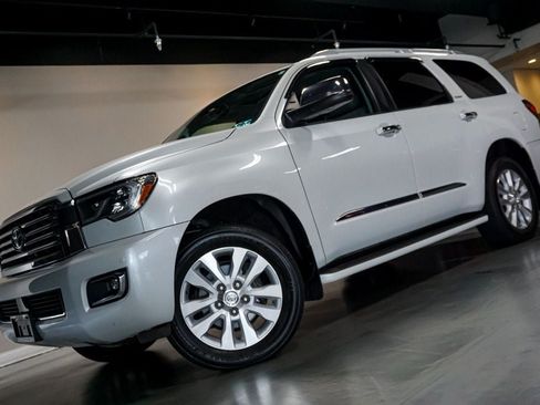 Used 2022 Toyota Sequoia Platinum AWD/4WD image 93