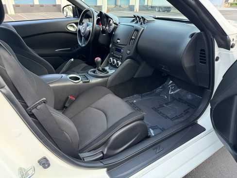 Used 2016 Nissan 370Z Coupe RWD image 17