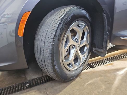 Used 2023 Chrysler Pacifica Limited w/ Uconnect Theater Family Group image 38