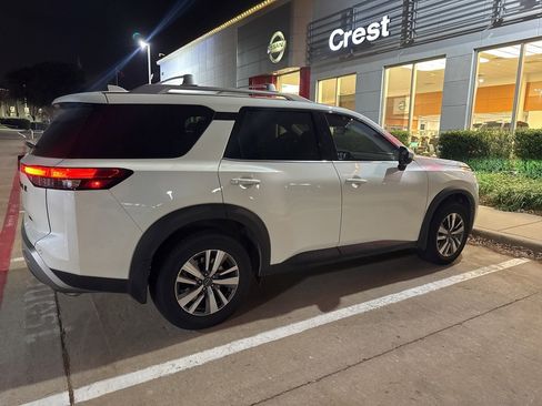 Certified 2023 Nissan Pathfinder SL w/ Black Appearance Package image 4